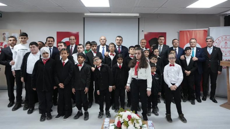 Bakan Tekin Malatya&rsquo;da G&ouml;rme Engelli &Ouml;ğrencilerle Buluştu