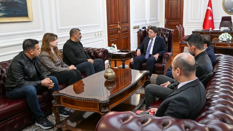 Bakan Tunç, Rojin Kabaiş'in Ailesiyle Bir Araya Geldi