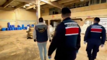 Bakan Yerlikaya: İzmir'de 1 ton 625 kg uyuşturucu hap hammaddesi ele ge&ccedil;irildi