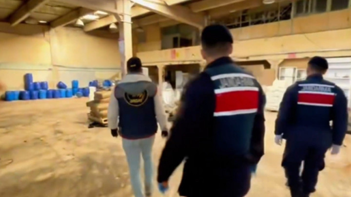 Bakan Yerlikaya: İzmir'de 1 ton 625 kg uyuşturucu hap hammaddesi ele ge&ccedil;irildi