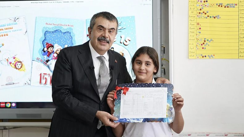 Bakan Yusuf Tekin&rsquo;den CHP&rsquo;nin 'Karnelerden Atat&uuml;rk Fotoğrafı Kaldırıldı' İddiasına Sert Yanıt: Muhalefeti Kınıyorum!