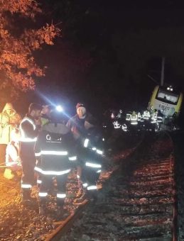 Balıkesir'de Raydan &Ccedil;ıkmıştı: Trenin Lokomotifi 13 Saat Sonra Yerine Oturtuldu!