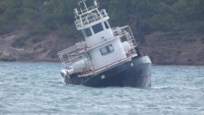 Balıkesir'de Şiddetli Lodos Feribotu S&uuml;r&uuml;kledi, Karaya Oturdu