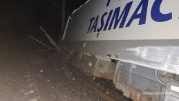 Balıkesir'de Yolcu Treni Raydan &Ccedil;ıktı: 1 Yaralı