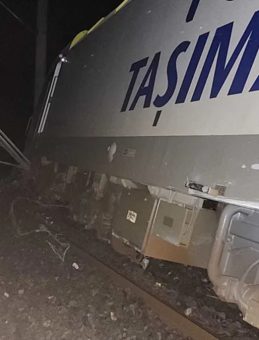Balıkesir'de Yolcu Treni Raydan &Ccedil;ıktı: 1 Yaralı