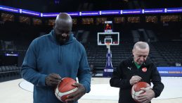 Başkan Erdoğan, NBA efsanesi Shaquille O'Neal ile Basketbol Ma&ccedil;ı Yaptı