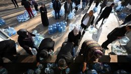 Başkentteki Su Kesintileri Nedeniyle Vatandaşlar &Ccedil;eşmelerden Su Dolduruyor