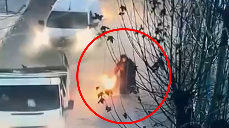 Batman'da Eylem İçin Lastik Yakan Gruba Kadınlar Müdahale Etti