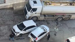 Batman'da Freni Boşalan Akaryakıt Tankeri Dehşet Sa&ccedil;tı! 8 Ara&ccedil; Hasar G&ouml;rd&uuml;