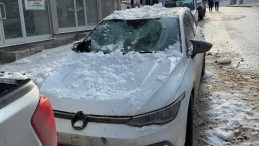 Bayburt'ta Şok Eden Kar Olayı: Otomobil B&ouml;yle Zarar G&ouml;rd&uuml;!