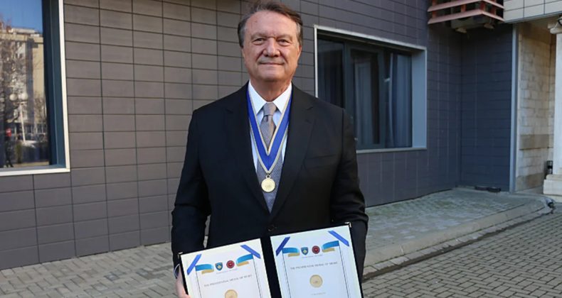 Beşiktaş'ın Eski Başkanı Hasan Arat'a Kosova'da Onur Nişanı!