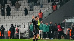 Beşiktaş'ta Kristjan Asllani İlk Ma&ccedil;ında Kırmızı Kart G&ouml;rd&uuml;!