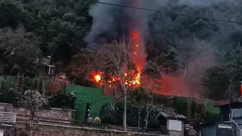 Beşiktaş'ta Restoranın M&uuml;ştemilatı Alev Alev Yandı