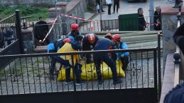 Beykoz'da Kontrolden &Ccedil;ıkan Kamyon Bir Eve Girdi! 2 Kişi Hayatını Kaybetti