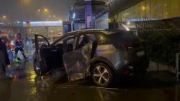 Beylikd&uuml;z&uuml;'nde İki Otomobil &Ccedil;arpıştı: 2 Yaralı