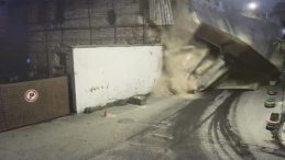 Beyoğlu&rsquo;nda Tarihi Metruk Bina Duvarı &Ccedil;&ouml;kt&uuml;!