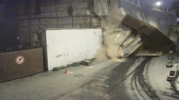 Beyoğlu&rsquo;nda Tarihi Metruk Bina Duvarı &Ccedil;&ouml;kt&uuml;!
