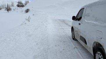Bing&ouml;l'de İl&ccedil;e Yoluna &Ccedil;ığ D&uuml;şt&uuml;! Saniyelerle Kurtuldular… Ekipler Sevk Edildi