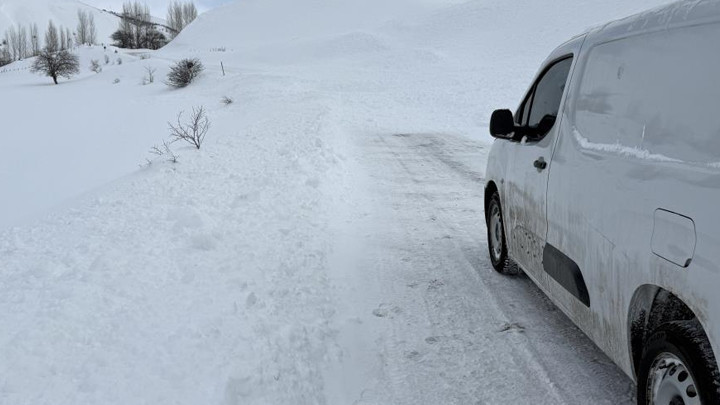 Bing&ouml;l'de İl&ccedil;e Yoluna &Ccedil;ığ D&uuml;şt&uuml;! Saniyelerle Kurtuldular… Ekipler Sevk Edildi