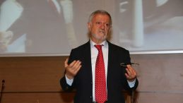 Bir D&uuml;ğ&uuml;n Tebriğiyle Evinden ve Parasından Olmak: Dost Kazığı