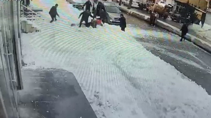 Bitlis'te Korkun&ccedil; Kaza! &Ccedil;atıdan D&uuml;şen Kar K&uuml;tlesi Hayat Aldı