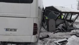 Bitlis'te &Uuml;z&uuml;c&uuml; Kaza: Yolcu Otob&uuml;s&uuml; Polis Noktasına &Ccedil;arptı, 4 Polis Yaralı