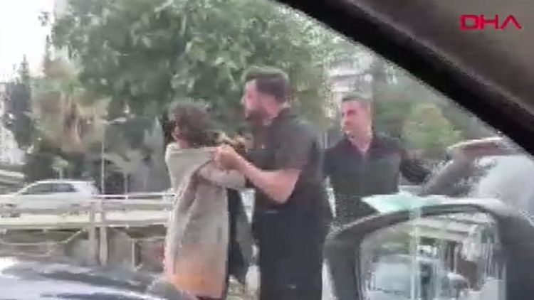 Boşanma Aşamasındaki Eşine Korkun&ccedil; Şiddet: &Ouml;nce Darp Etti, Ardından Aracına &Ccedil;arptı