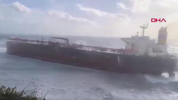 Bozcaada A&ccedil;ıklarında Fırtınada S&uuml;r&uuml;klenen Tanker Karaya Oturdu