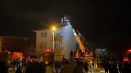 Bursa'da 3 Katlı Binanın &Ccedil;atısında Yangın &Ccedil;ıktı!