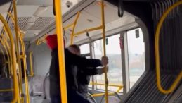 Bursa'da Boş Otob&uuml;ste Yer Kavgası: Yolcuyu Darbedip Başında Bekleyen İkili!