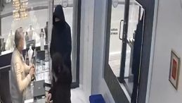 Bursa'da Dikkat &Ccedil;eken Soygun Girişimi! Kuyumcudan Aldığı Tepkiyle Ka&ccedil;tı