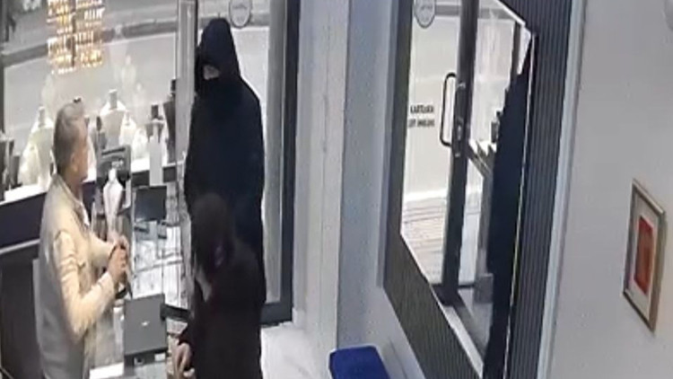 Bursa'da Dikkat &Ccedil;eken Soygun Girişimi! Kuyumcudan Aldığı Tepkiyle Ka&ccedil;tı