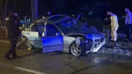 Bursa'da Korkun&ccedil; Kaza! Kontrolden &Ccedil;ıkan Otomobil Ağa&ccedil;la &Ccedil;arpıştı: 2 Kişi Ağır Yaralı