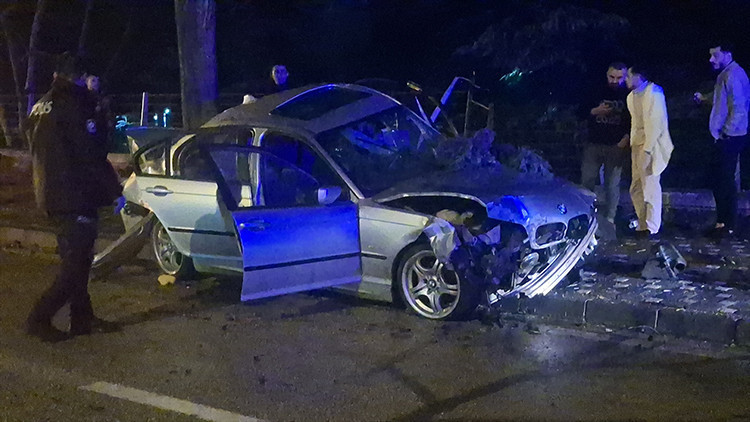 Bursa'da Korkun&ccedil; Kaza! Kontrolden &Ccedil;ıkan Otomobil Ağa&ccedil;la &Ccedil;arpıştı: 2 Kişi Ağır Yaralı