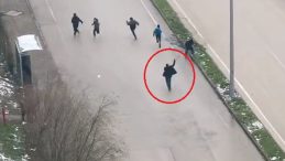 Bursa'da Otob&uuml;s Şof&ouml;r&uuml;, Kar Topu Atan &Ccedil;ocukları Sopayla Kovaladı!