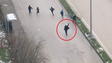 Bursa'da Otob&uuml;s Şof&ouml;r&uuml;, Kar Topu Atan &Ccedil;ocukları Sopayla Kovaladı!