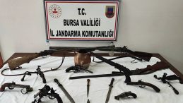 Bursa'da Tarihi Eser Operasyonu: &Ccedil;ok Sayıda Silah ve Obje Ele Ge&ccedil;irildi