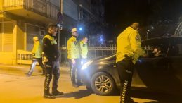 Bursa'da Trafik Kontrol&uuml;nde Alkoll&uuml; S&uuml;r&uuml;c&uuml; Yakalandı: 'Eşim Gelmeden Ara&ccedil;tan İnmiyorum'