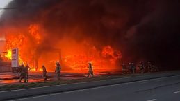 B&uuml;y&uuml;k&ccedil;ekmece'de Fabrika Deposunda Yangın! &Ccedil;ok Sayıda Ekip Seferber Edildi