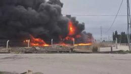 B&uuml;y&uuml;k&ccedil;ekmece'deki Fabrika Deposunda Yangın! &Ccedil;ok Sayıda Ekip M&uuml;dahale Ediyor