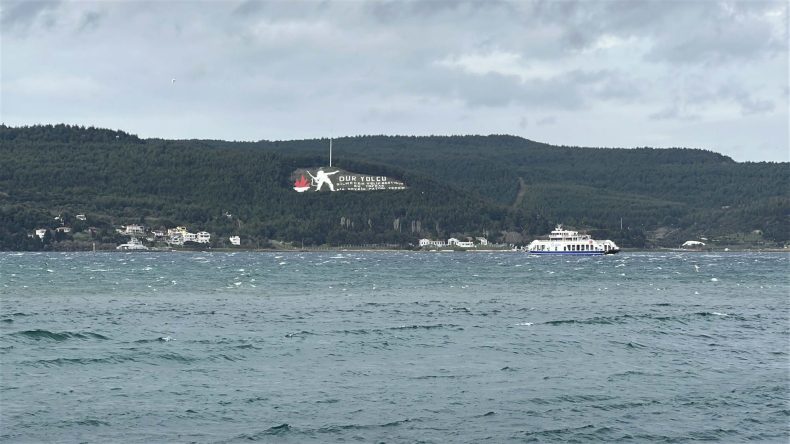 &Ccedil;anakkale Boğazı Fırtına Nedeniyle Trafiğe Kapandı