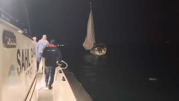 &Ccedil;anakkale Boğazı'nda S&uuml;r&uuml;klenen Tekne Başarıyla Kurtarıldı