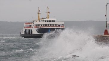 &Ccedil;anakkale Boğazı'nda Ulaşım Fırtına Nedeniyle Durduruldu
