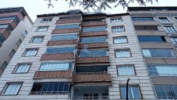 &Ccedil;atıdan D&uuml;şen Kar, Gen&ccedil; Kızın Hayatını Kaybetmesine Neden Oldu