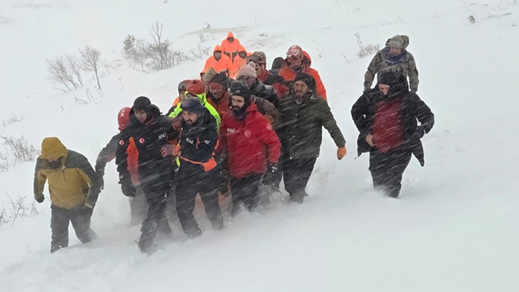 &Ccedil;ığ Altında Kalan &Ccedil;obanın Cenazesine Ulaşıldı