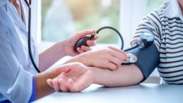 &Ccedil;oğu Kişi Hastalığını Fark Etmiyor: Bu Belirtiyle Tansiyonunuzu &Ouml;l&ccedil;t&uuml;rmeyi İhmal Etmeyin!