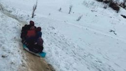 &Ccedil;uvala saman doldurup kayak yaptılar