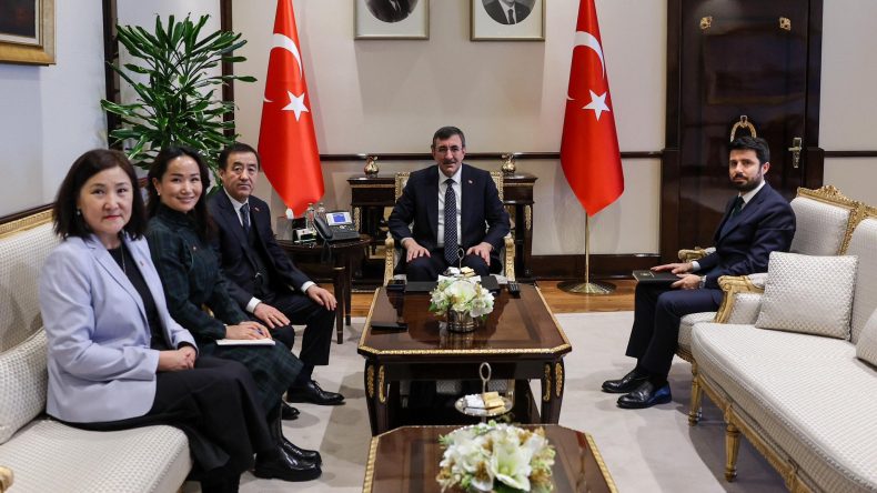 Cevdet Yılmaz, Moğolistan ve Japonya'nın Ankara B&uuml;y&uuml;kel&ccedil;ilerini Kabul Etti