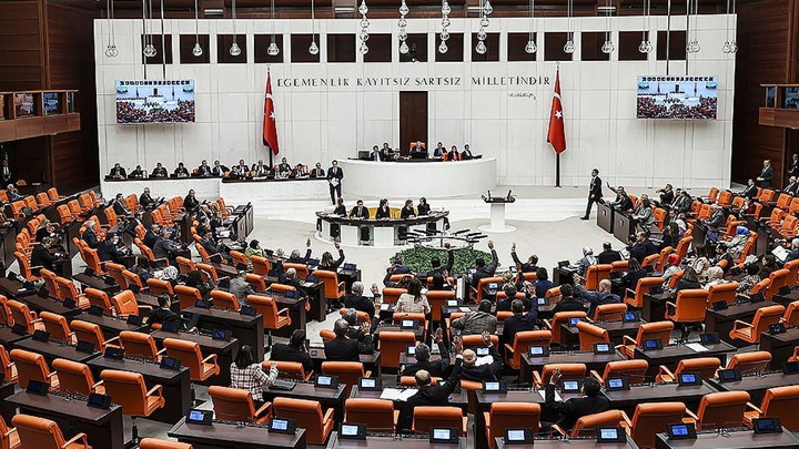 CHP Lideri &Ouml;zg&uuml;r &Ouml;zel ve 11 Milletvekilinin Dokunulmazlık Dosyası TBMM'de