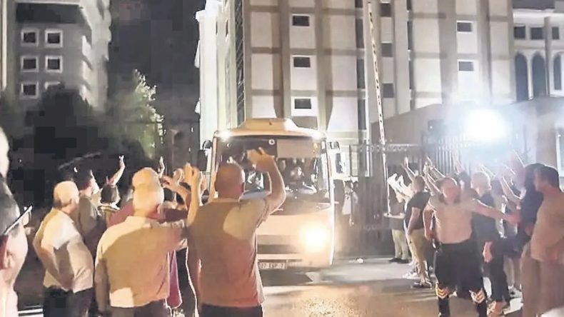 CHP'li Belediyede Yasal S&uuml;re&ccedil;: 5 Kişi Tutuklandı